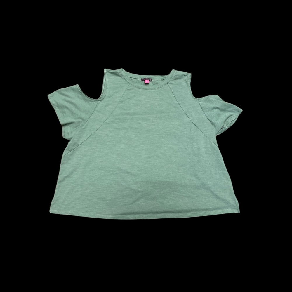 VINCE CAMUTO Plus Size Short Sleeve Cold Shoulder Knit Top In Lush Eden … - Picture 2 of 9
